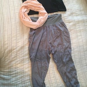 Lululemon cropped joggers and pink infinity scarf